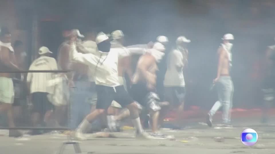 Video: Brasilien: Fußballfans randalieren nach Abstieg von FC Santos Video: Brasilien: Fußballfans randalieren nach Abstieg von FC Santos