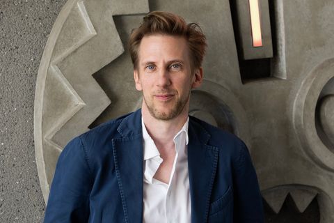 Mikael Krogerus, ein Mann mit offenem Blick vor einer Wand