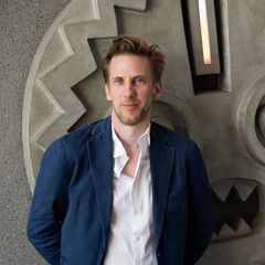Mikael Krogerus, ein Mann mit offenem Blick vor einer Wand