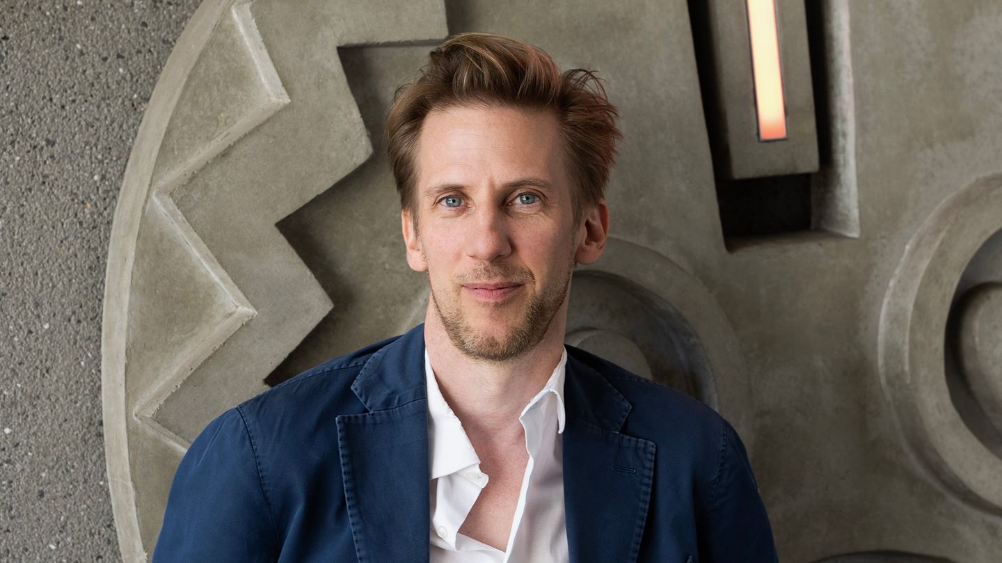 Mikael Krogerus, ein Mann mit offenem Blick vor einer Wand
