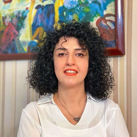 Narges Mohammadi steht vor einem Gemälde
