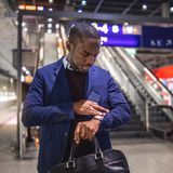 Viele Pendler ärgern sich dieser Tage wieder über die Unpünktlichkeit der Deutschen Bahn und sind durch den Warnstreik der Lokführer auf Alternativen angewiesen. Das sorgt unter anderem auch dafür, dass die Zahl der Beschwerden in diesem Bereich zunimmt, wie laut einem Bericht im "Handelsblatt" aktuelle Zahlen der Schlichtungsstelle für den öffentlichen Personenverkehr (SÖP) zeigen. Demnach sind bis zum 1. Dezember 2023 insgesamt 4978 Verbraucherbeschwerden eingegangen, was einem Plus von 47 Prozent im Vergleich zum Vorjahr entspricht. Doch nicht nur im Bahnverkehr wächst die Unzufriedenheit der Fahrgäste, auch im Flugverkehr ist die Zahl der Beschwerden deutlich angestiegen. In diesem Jahr gingen 30.480 Anfragen ein, was einem Zuwachs von 35 Prozent entspricht. Die meisten Beschwerden seien im Zusammenhang mit Streiks eingegangen. 