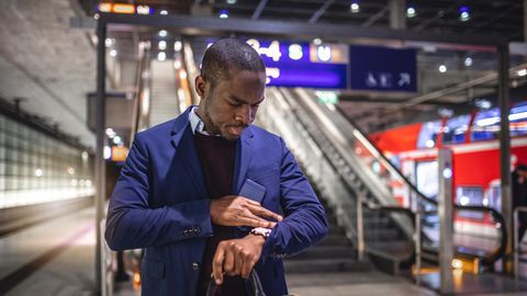 Viele Pendler ärgern sich dieser Tage wieder über die Unpünktlichkeit der Deutschen Bahn und sind durch den Warnstreik der Lokführer auf Alternativen angewiesen. Das sorgt unter anderem auch dafür, dass die Zahl der Beschwerden in diesem Bereich zunimmt, wie laut einem Bericht im "Handelsblatt" aktuelle Zahlen der Schlichtungsstelle für den öffentlichen Personenverkehr (SÖP) zeigen. Demnach sind bis zum 1. Dezember 2023 insgesamt 4978 Verbraucherbeschwerden eingegangen, was einem Plus von 47 Prozent im Vergleich zum Vorjahr entspricht. Doch nicht nur im Bahnverkehr wächst die Unzufriedenheit der Fahrgäste, auch im Flugverkehr ist die Zahl der Beschwerden deutlich angestiegen. In diesem Jahr gingen 30.480 Anfragen ein, was einem Zuwachs von 35 Prozent entspricht. Die meisten Beschwerden seien im Zusammenhang mit Streiks eingegangen. 