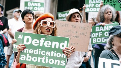 "Verteidigt medizinische Abtreibungen" steht auf einem Plakat, das eine Frau bei einer Demonstration in den Händen hält.