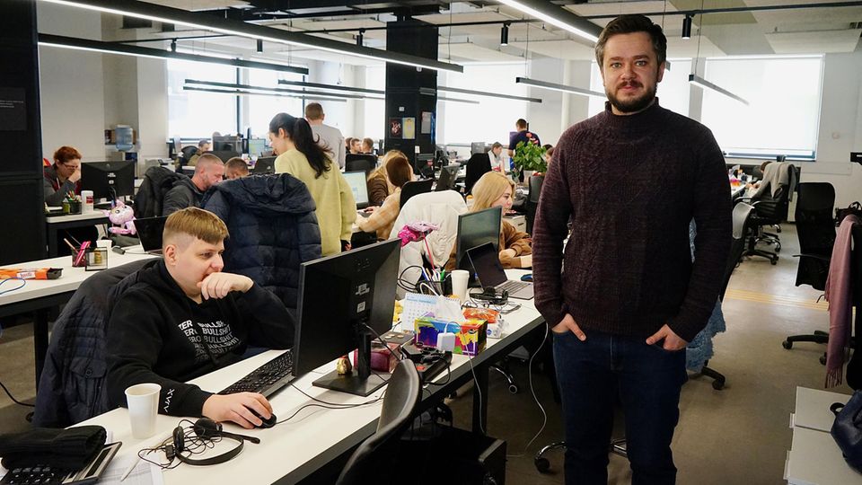 Marketingchef Valentine Hrytsenko (r.) mit Mitarbeitern von Ajax. Die Firma hat die Luftalarm-App für die Ukraine entwickelt 