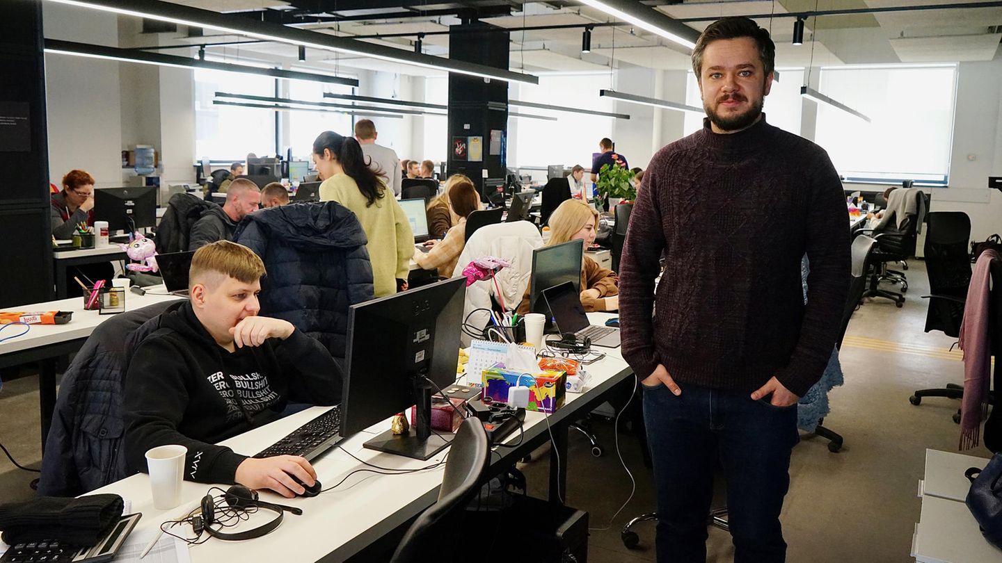 Alarm aufs Handy: Marketingchef Valentine Hrytsenko (r.) mit Mitarbeitern von Ajax. Die Firma hat die Luftalarm-App für die Ukraine entwickelt Marketingchef Valentine Hrytsenko (r.) mit Mitarbeitern von Ajax. Die Firma hat die Luftalarm-App für die Ukraine entwickelt