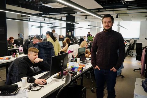 Marketingchef Valentine Hrytsenko (r.) mit Mitarbeitern von Ajax. Die Firma hat die Luftalarm-App für die Ukraine entwickelt 