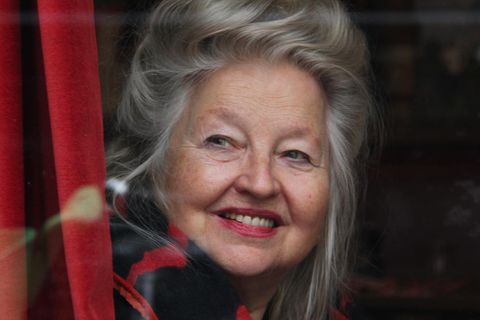 Die Schauspielerin Hanna Schygulla in ihrem Pariser Lieblibgscafé