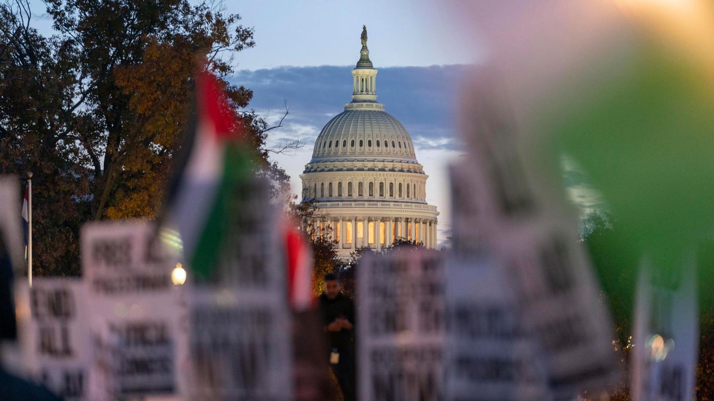 Strum on the Capitol: Former police officer sentenced to prison