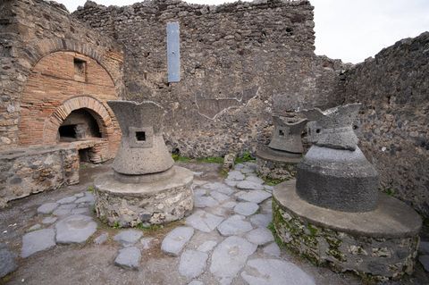 Säulen in einem antiken Haus in Pompeji geben den Blick auf einen Innenhof frei
