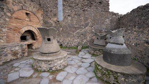 Säulen in einem antiken Haus in Pompeji geben den Blick auf einen Innenhof frei