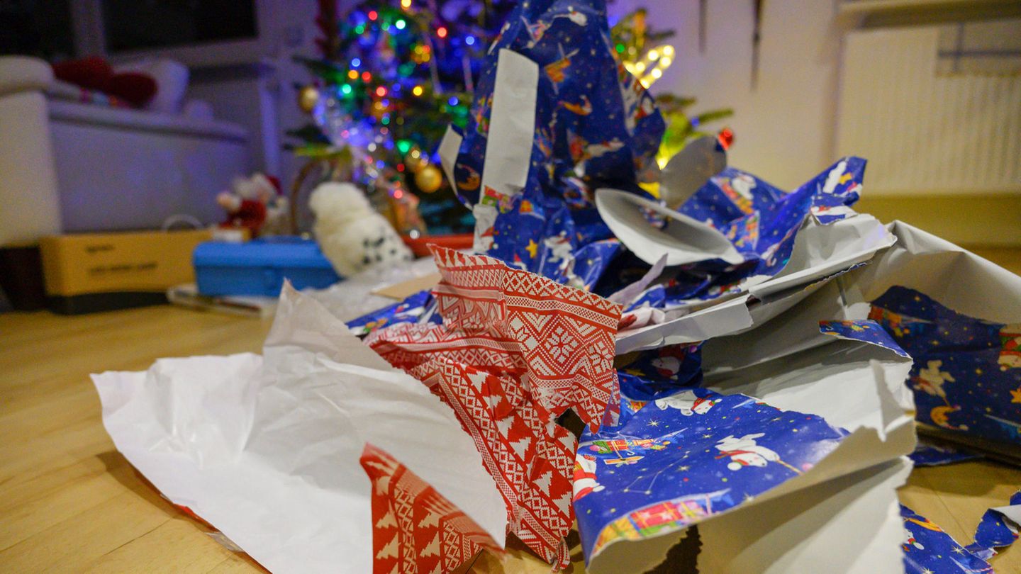 Viel Müll: Geschenkpapier stapelt sich nach der Bescherung unter einem Tannenbaum