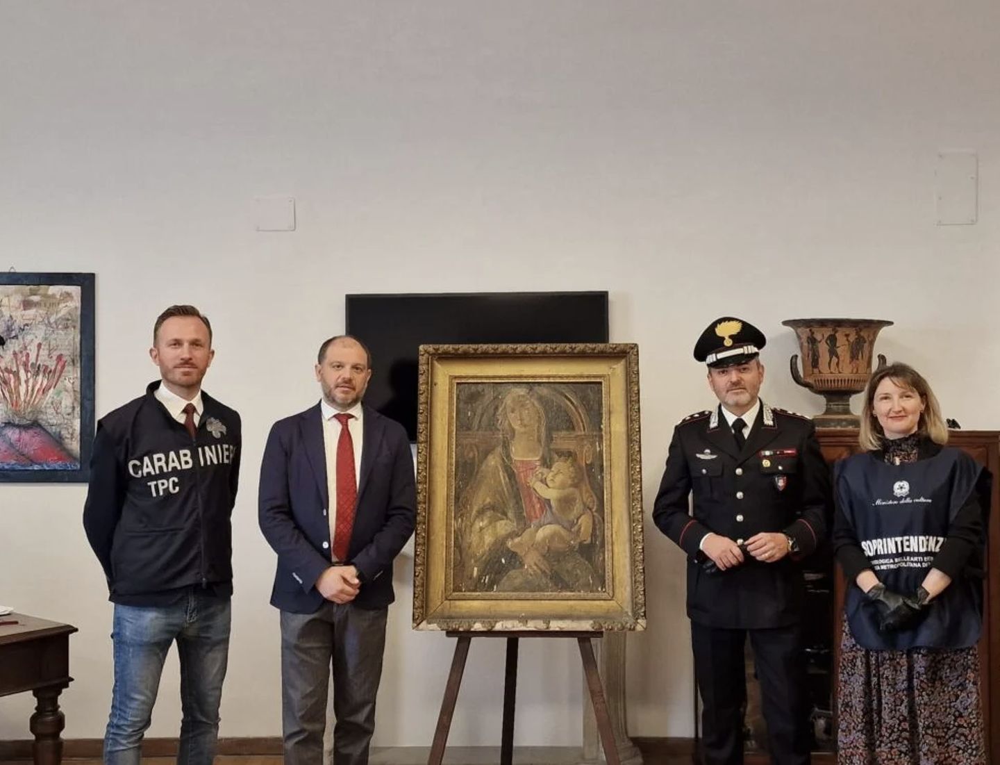 Die Carabinieri präsentieren das wiedergefundene Gemälde "Madonna mit dem Kind" von Botticelli 