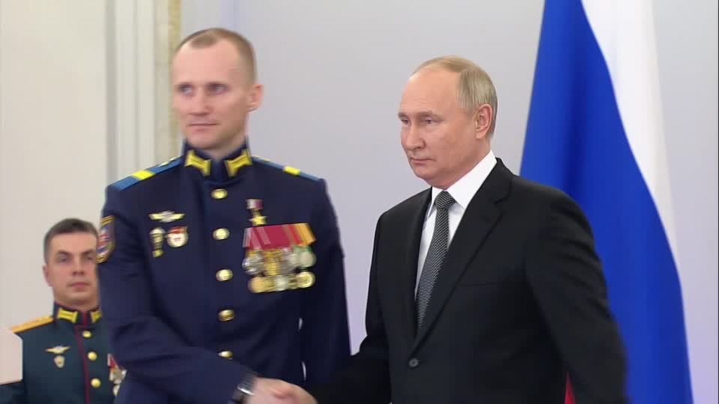 Video Putin gibt erneute Kandidatur für das Präsidentenamt bekannt