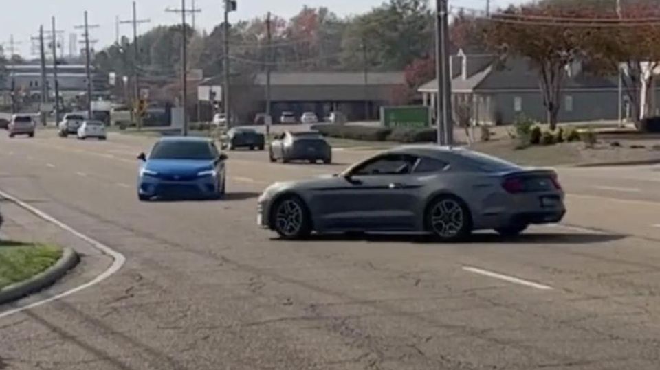 Rennfahrer möchte beweisen, wie gut sein Auto driften kann – und baut direkt einen Unfall