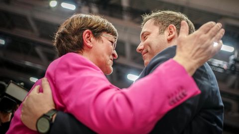 Saskia Esken und Lars Klingbeil sind seit zwei Jahren Bundesvorsitzende der SPD – und bleiben es zwei weitere Jahre