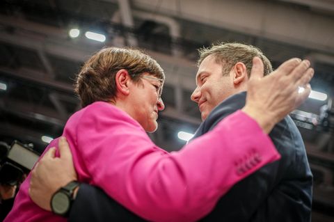 Saskia Esken und Lars Klingbeil sind seit zwei Jahren Bundesvorsitzende der SPD – und bleiben es zwei weitere Jahre