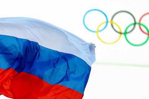 Die russchische Fahne vor den olympischen Ringen