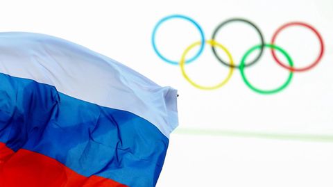 Die russchische Fahne vor den olympischen Ringen