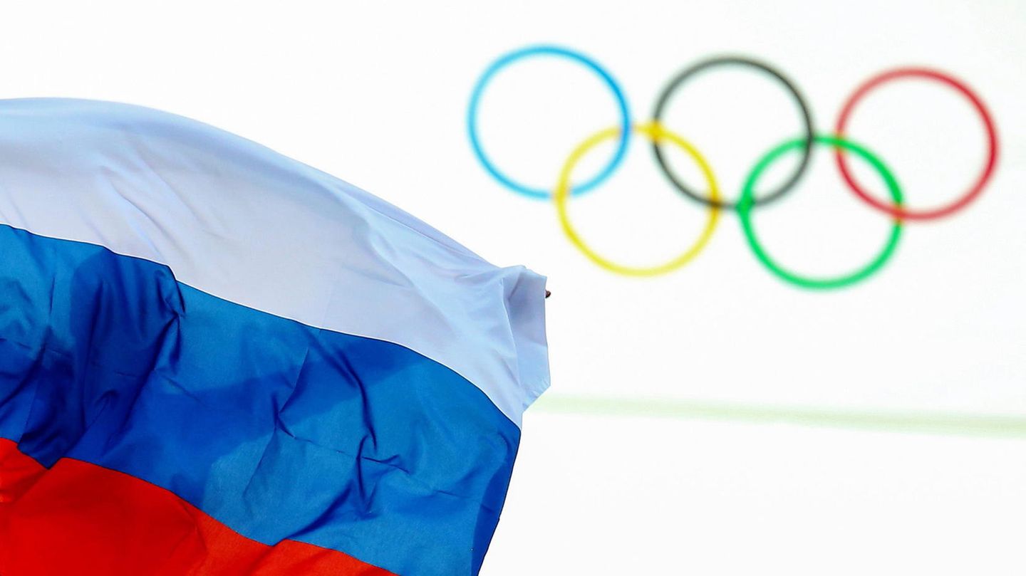 Die russchische Fahne vor den olympischen Ringen