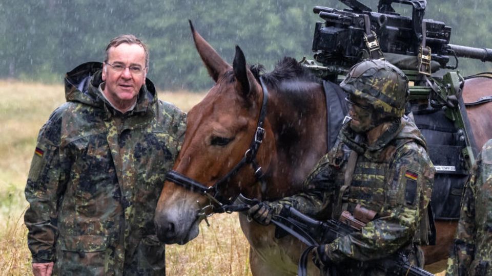 Verteidigungsminister Boris Pistorius bei einem Truppenbesuch mit einem Transport-Muli