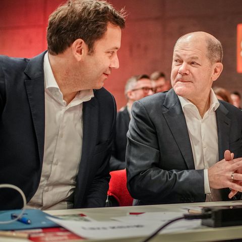 Co-Parteichef Lars Klingbeil (l.) und Bundeskanzler Olaf Scholz