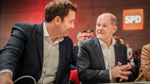Co-Parteichef Lars Klingbeil (l.) und Bundeskanzler Olaf Scholz