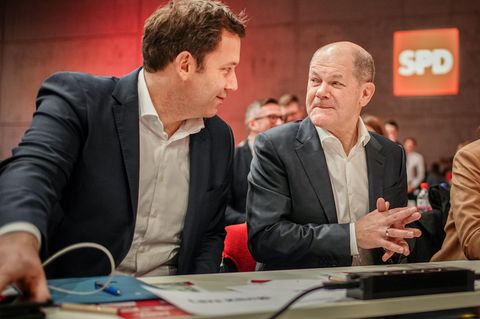 Co-Parteichef Lars Klingbeil (l.) und Bundeskanzler Olaf Scholz