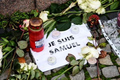 Vor der französischen Botschaft liegen Blumen, Kerzen und ein Blatt mit der Aufschrift ·Je suis Samuel