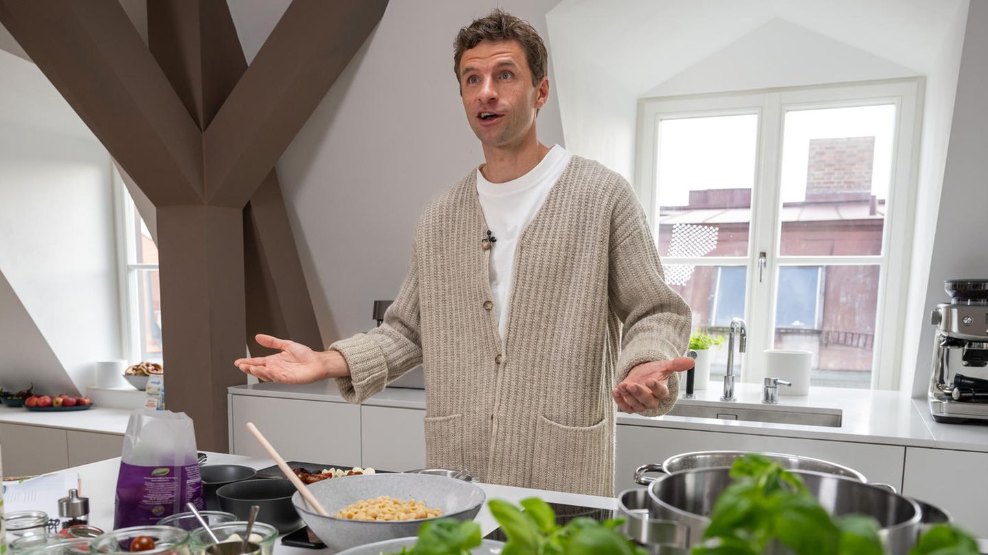Thomas Müller loves cooking, but “cleaning up is not my strength”
