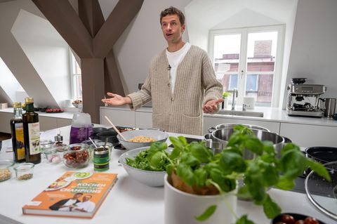 Nationalspieler Thomas Müller in der Küche.