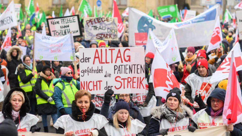 Beschäftige im öffentlichen Dienst stehen am Mittwoch bei einem Warnstreik in Hannover