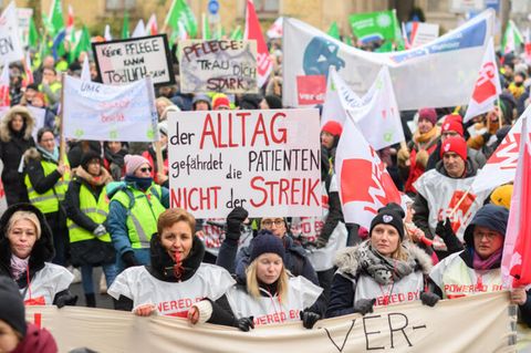 Beschäftige im öffentlichen Dienst stehen am Mittwoch bei einem Warnstreik in Hannover