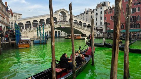 Extinction Rebellion protestiert in Venedig und färbt den Canal Grande grün.