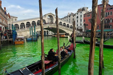 Extinction Rebellion protestiert in Venedig und färbt den Canal Grande grün.