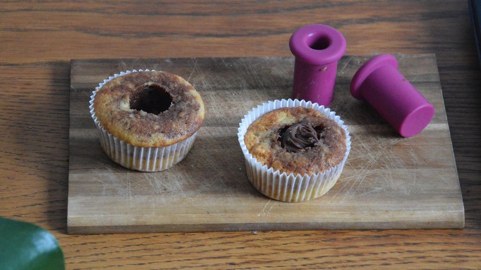 Mit Cucap ausgehöhlte Muffins auf einem Küchenbrett