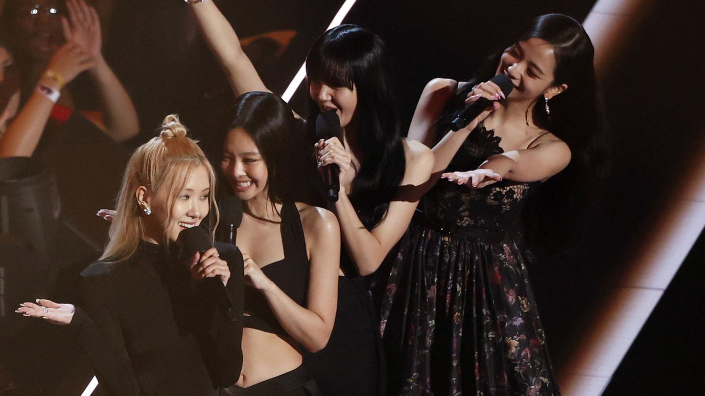Meistgesuchte Girlband: "Blackpink" Wer an Girlbands denkt, dem kommen vielleicht als erstes Gruppen wie die "Spice Girls" in den Sinn. Doch die am häufigsten gesuchte weibliche Popgruppe ist die K-Pop-Kombo "Blackpink". Und auch das männliches Pendant kommt aus Korea. Die meistgesuchte Boyband sind nicht etwa die "Backstreet Boys" oder "'NSYNC", sonder die Gruppe "BTS".