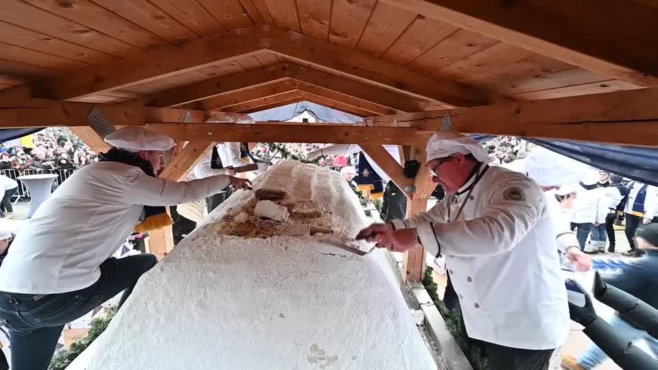 Video: Riesiger 2-Tonnen-Stollen für den guten Zweck Video: Riesiger 2-Tonnen-Stollen für den guten Zweck