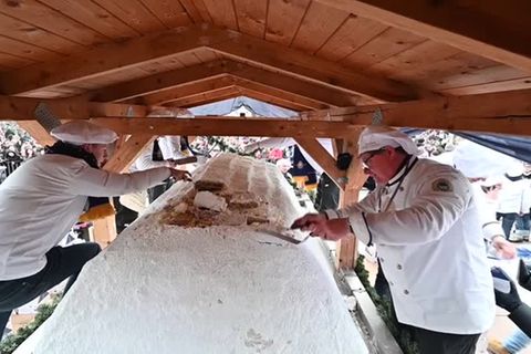 Video: Riesiger 2-Tonnen-Stollen für den guten Zweck