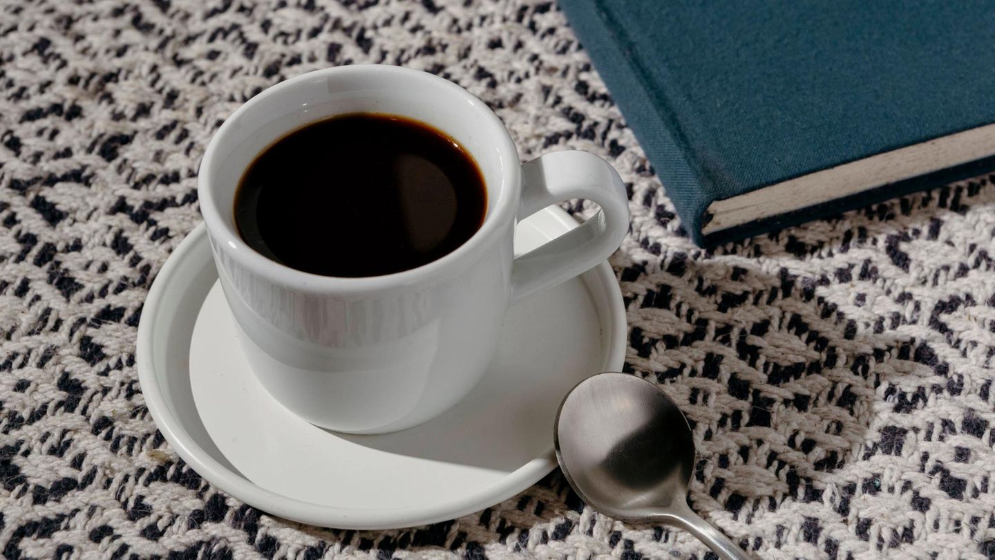 Ob am Frühstückstisch oder nachmittags zum Kuchen: Kaffee gehört für viele Menschen zum Alltag. Und das schwarze Gold ist auch laut Google das am häufigsten gesuchte Getränk.