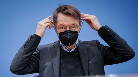 Gesundheitsminister Karl Lauterbach setzt eine FFP2-Maske auf