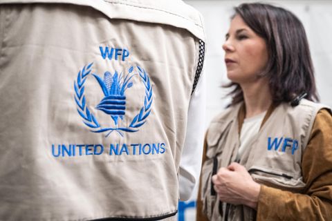 Außenministerin Annalena Baerbock vor einem Wohncontainer in einem WFP-Lagerhaus
