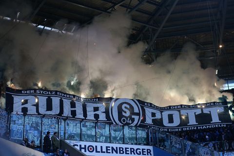 Fans des FC Schalke 04 zünden bengalische Fackeln im Ostseestadion