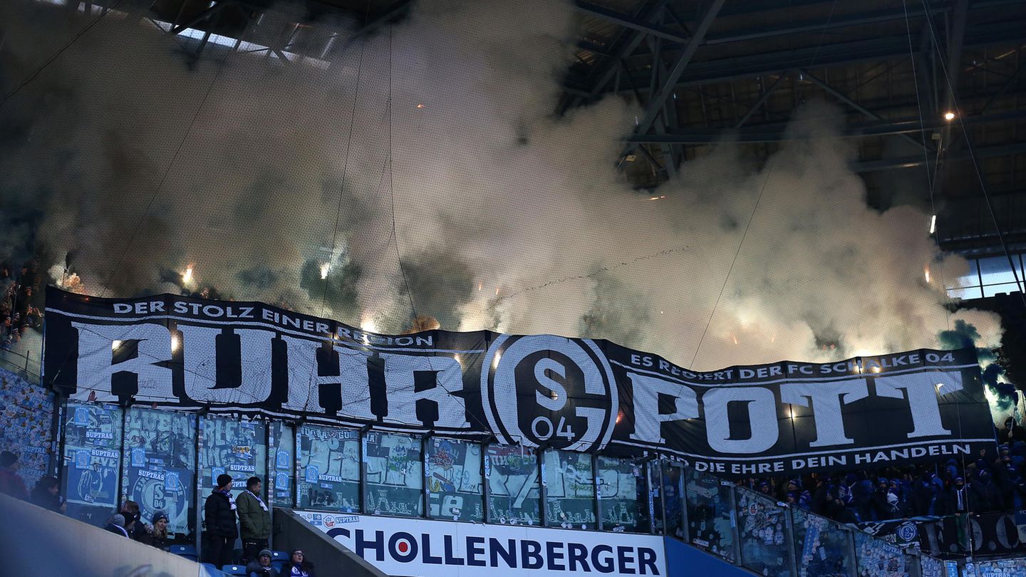 Fans des FC Schalke 04 zünden bengalische Fackeln im Ostseestadion