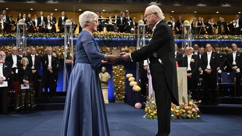 Anne L'Huillier nahm den Nobelpreis für Physik von dem schwedischen König Carl Gustaf entgegen