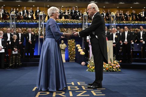Anne L'Huillier nahm den Nobelpreis für Physik von dem schwedischen König Carl Gustaf entgegen