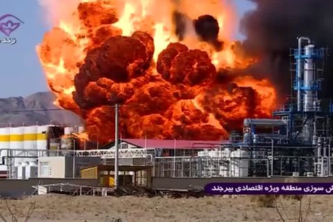 Video: Gewaltige Explosionen bei Raffineriebrand im Iran