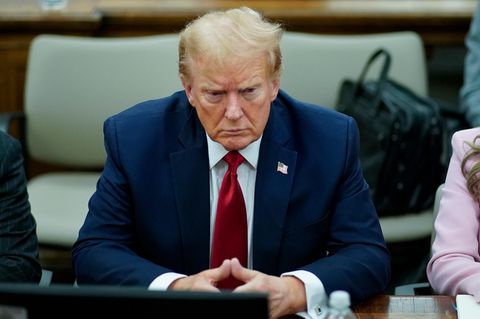 Donald Trump am Tisch der Verteidigung im Obersten Gerichtshof von New York (Archivbild)
