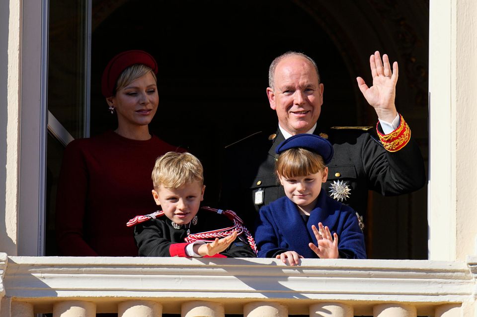 Albert II. von Monaco mit Ehefrau Charlene und ihren Zwillingen Jacques und Gabriella