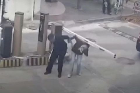 China: Amüsante Abrechnung: Parkschranke trifft Frau am Kopf – Ehemann rächt sich sofort